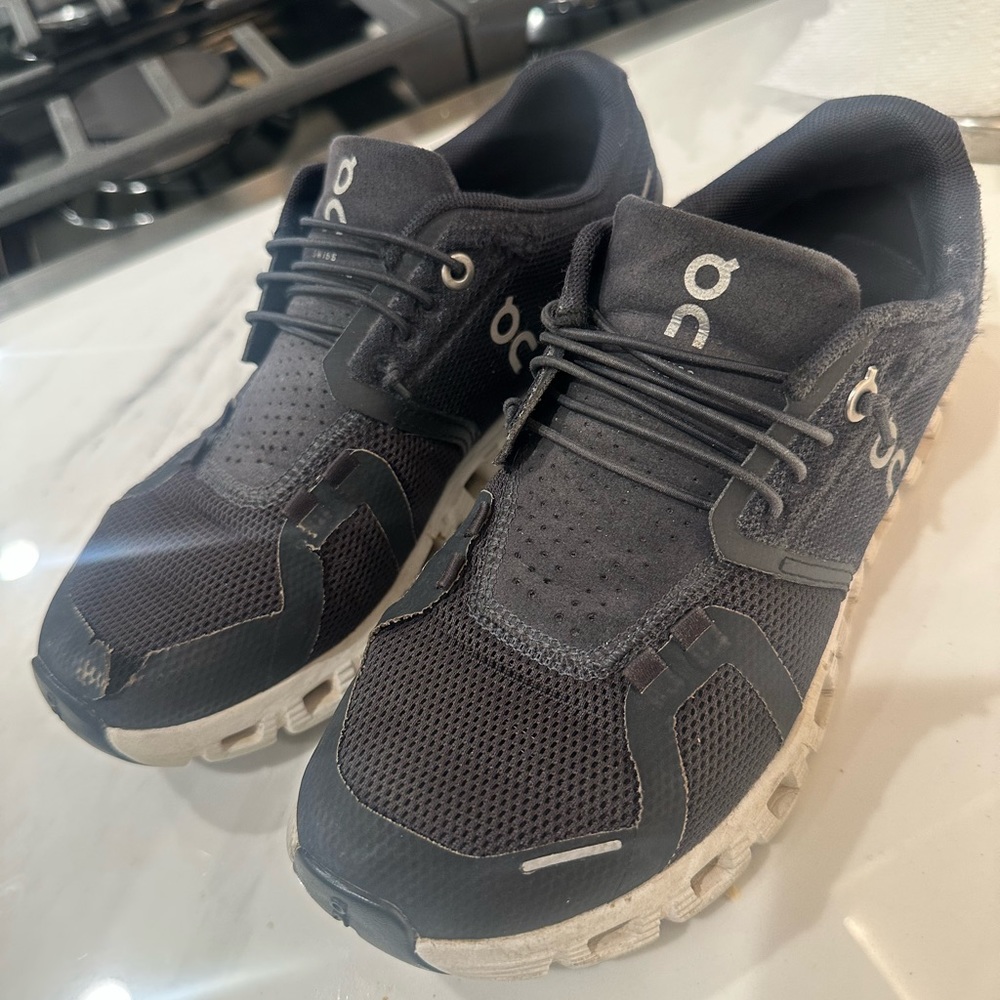 On women’s cloud tennis shoes. Size 6